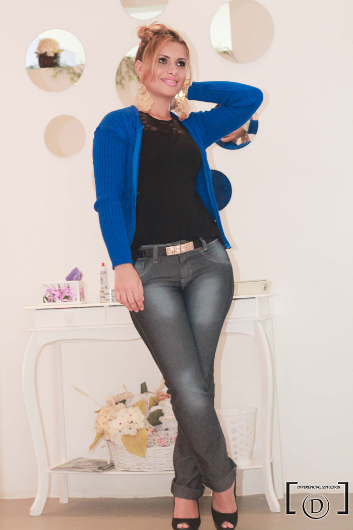 Ensaio fotográfico, look jeans com cardigã azul